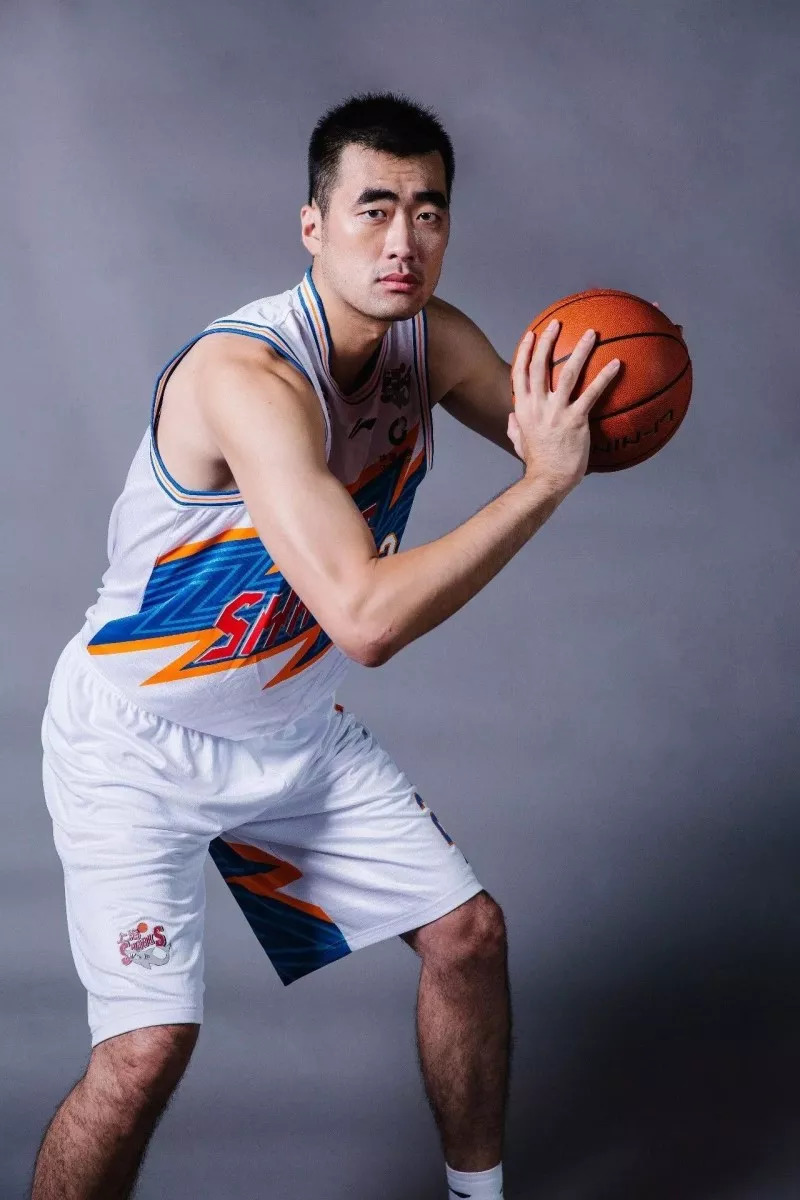 爱游戏体育-巴塞罗那训练开放日，转会期强势反弹引欢呼，CBA常规赛在即，医务组通报恢复的简单介绍